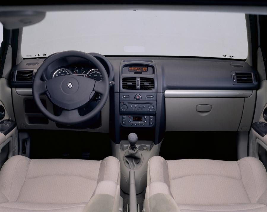  Renault Clio 3-Door 2001 года  (фото 22 из 58)